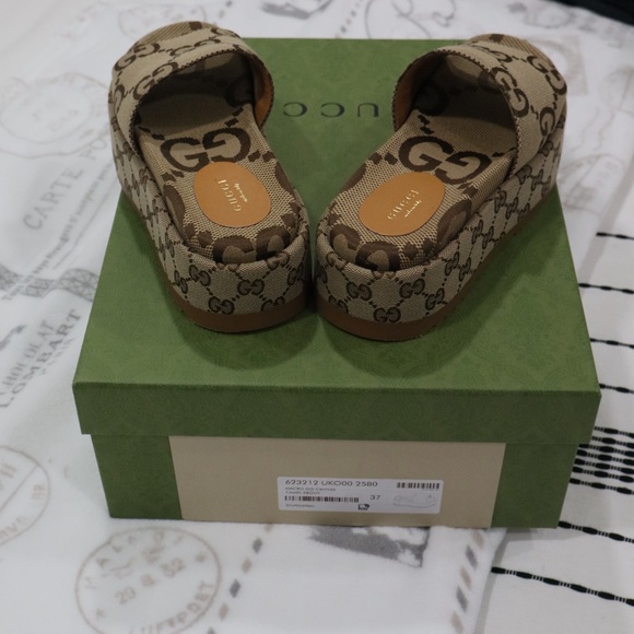 Bought as a gift and didn’t fit and too late to return - Picture 2 of 10